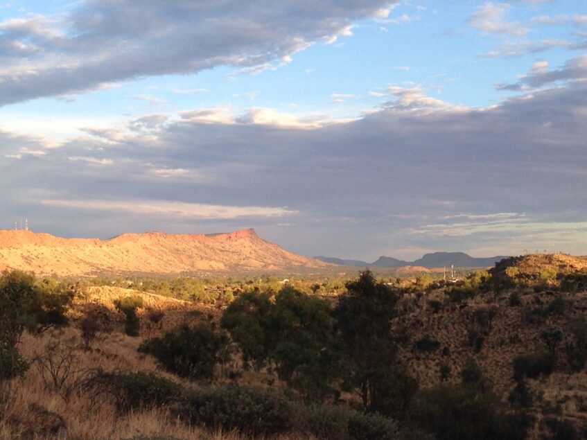 The site recommended for the (as yet unbuilt) National Aboriginal Art Gallery was the Desert Park precinct of Mparntwe (Alice Springs), at the foot of the ranges rising to Alhekulyele (Mount Gillen).